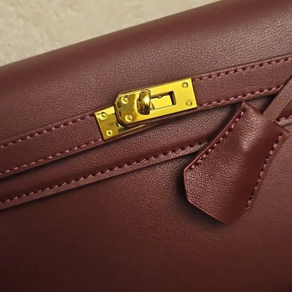 Elegant Brown Leather Shoulder Bag - Picture 2 of 6